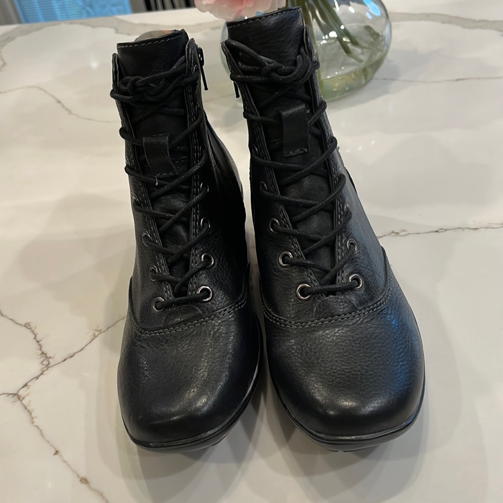 Softspots Black Lace Up Boots. 5.5” side zipper. 2” Heel, size 7N